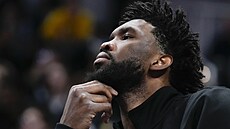 Joel Embiid z Philadelphia 76ers sleduje zápas proti Indiana Pacers.