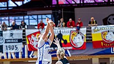 Monika Fuíková z Chomutova stílí bhem utkání s Hradcem Králové.