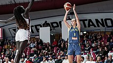 Veronika Voráková z USK Praha stílí v zápase Euroligy s Reyerem Benátky.