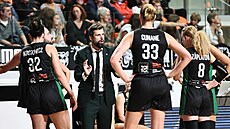 Trenér brn�nských �abin Viktor Pru�a hecuje sv��enkyn�.