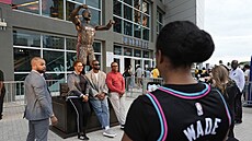 Dwyane Wade pózuje u sochy, kterou mu odhalili v Miami.