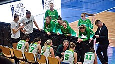 Trenérka Marcela Krämer z KP TANY Brno promlouvá k hrákám bhem zápasu...