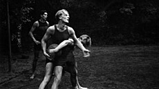 Student Radovan Lukavský hraje basketbal na letním táboe