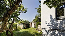 Dome�ky, socha v nad�ivotní velikosti, terasa i desítky let stará k�lna. Ta po...