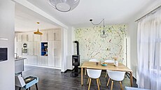 Po úpravách p�vodní dispozice p�ízemí je nyní kuchy� sou�ástí obývacího pokoje....