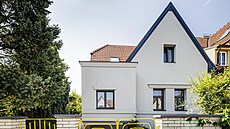 Po rekonstrukci i p�idání nástavby z�stalo na fasád� zdobení a nadokenní �ímsy...