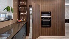 Odstranním píky vznikla prostorná spí s oknem, dvee jsou integrované v...