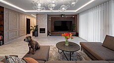 Obytný prostor pokrauje chodbou vedoucí k pokojm a koupelnám. Na její stn...