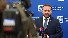 Ministr práce a sociálních vcí Marian Jureka (KDU-SL) komentuje spolen s...