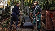 Po t�ech hodinách práce je hrob dostate�n� hluboký na spou�t�ní rakve. Vnit�ek...