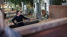 Je chladno, a p�esto�e je hlína celkem m�kká, práce je náro�ná. �Je to práce...