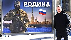 Dýchá pro Rusko. Jaroslav Dolej� pózuje v Petrohrad�. Byl i u Zimního paláce.