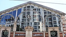 D�m hr�zy. Jeden z velkých �in�ák� v Grenoble zcela ovládly drogové gangy....