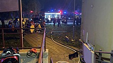 Dvacet lidí evakuovali hasii kvli poáru v byt v dom s peovatelskou...