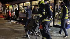 Dvacet lidí evakuovali hasii kvli poáru v byt v dom s peovatelskou...