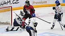 Krytof Hrabík ze Sparty eká v pedbrankovém prostoru v utkání s Kladnem.