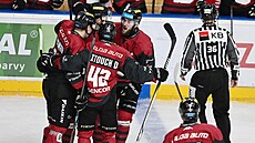 Hokejisté Sparty se radují z trefy proti Kladnu.