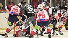 Závar p�ed pardubickou brankou v zápase s Karlovými Vary.