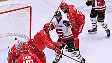 Roman Horák ze Sparty se raduje z gólu proti Tinci.