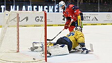 Martin Kaut z Pardubic pekonává z trestného stílení kladenského tpána...