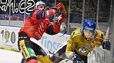 Ond�ej Vála z Pardubic dohrává u mantinelu kladenského Mitche Hultse.