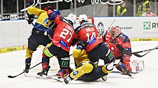 Mela p�ed brankou pardubického branká�e Tomá�e Vomá�ky v duelu s Kladnem.