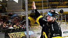 Matú� Suke� z Litvínova slaví s fanou�ky hattrick a výhru nad Plzní.