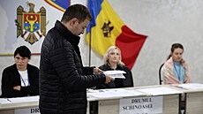 Voli� odevzdává hlasovací lístek ve volební místnosti v Ki�in�vu. (20. �íjna...