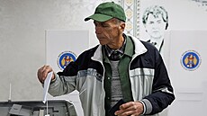 Voli odevzdává hlasovací lístek ve volební místnosti v Kiinvu. (20. íjna...