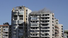 Kou� stoupá z budovy po izraelském úderu v Bejrútu. (22. �íjna 2024)