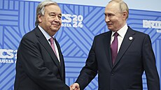 Generální tajemník OSN António Guterres a ruský prezident Vladimir Putin si...
