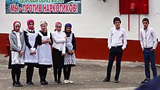 Studenti v uniformách se ú�astní výuky lidových tanc� ve venkovské st�ední...