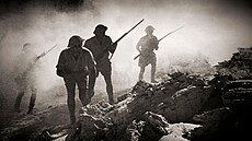 Brittí vojáci v bitv u El Alameinu, která se v roce 1942 odehrála v Egypt...
