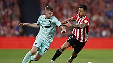 Slávistický bek David Doudra v utkání s Bilbaem.