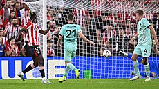 Slávistický bek David Doud�ra sleduje st�elu Nika Williamse v utkání s Bilbaem.