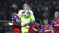 Momentka z utkání mezi PAOKem a Plzní. S míem branká Martin Jedlika.