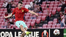 Slávistický obránce David Doudra se rozcviuje ped utkáním s Bilbaem.