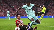 Momentka z utkání mezi Bilbaem a Slavií. Ze souboje odpadá Simion Michez...