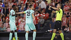 Norský sudí Morten Krogh naizuje penaltu v neprospch Slavie v Bilbau.