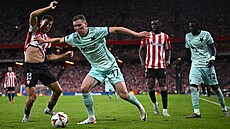 Slávistický zálo�ník Luká� Provod (17) v souboji s protihrá�i v utkání s...