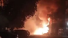 P�i rozsáhlé explozi skladu zábavní pyrotechniky v blízkosti hinduistického...