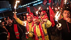 29. íjna 2024, Bádensko-Württembersko, Stuttgart: Zamstnanci Porsche drí...