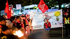 29. �íjna 2024, Bádensko-Württembersko, Stuttgart: Zam�stnanci Porsche dr�í...