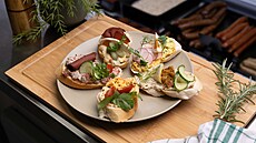 �Pom�rn� �asto dostáváme objednávky na v�t�í po�et chlebí�k� nebo oblo�ené tácy...