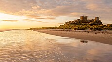 Hrad Bamburgh na severovýchodním pobeí Anglie