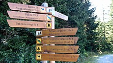 Zna�ení tras v NP Bavorský les. Zatímco trasy ozna�ené zví�etem mají �lutý...