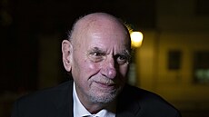 Bývalý p�edseda Ústavního soudu Pavel Rychetský p�ed p�edáváním státních...