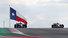 Fernando Alonso (vlevo) a Liam Lawson závodí ve Velké cen� USA.