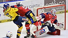 Michal Houdek odstrkává p�ed brankovi�t�m bývalého spoluhrá�e Tomá�e Zohornu.