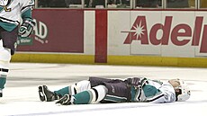 Hokejový útoník Paul Kariya z Anaheimu leí na led po tkém úderu do hlavy v...